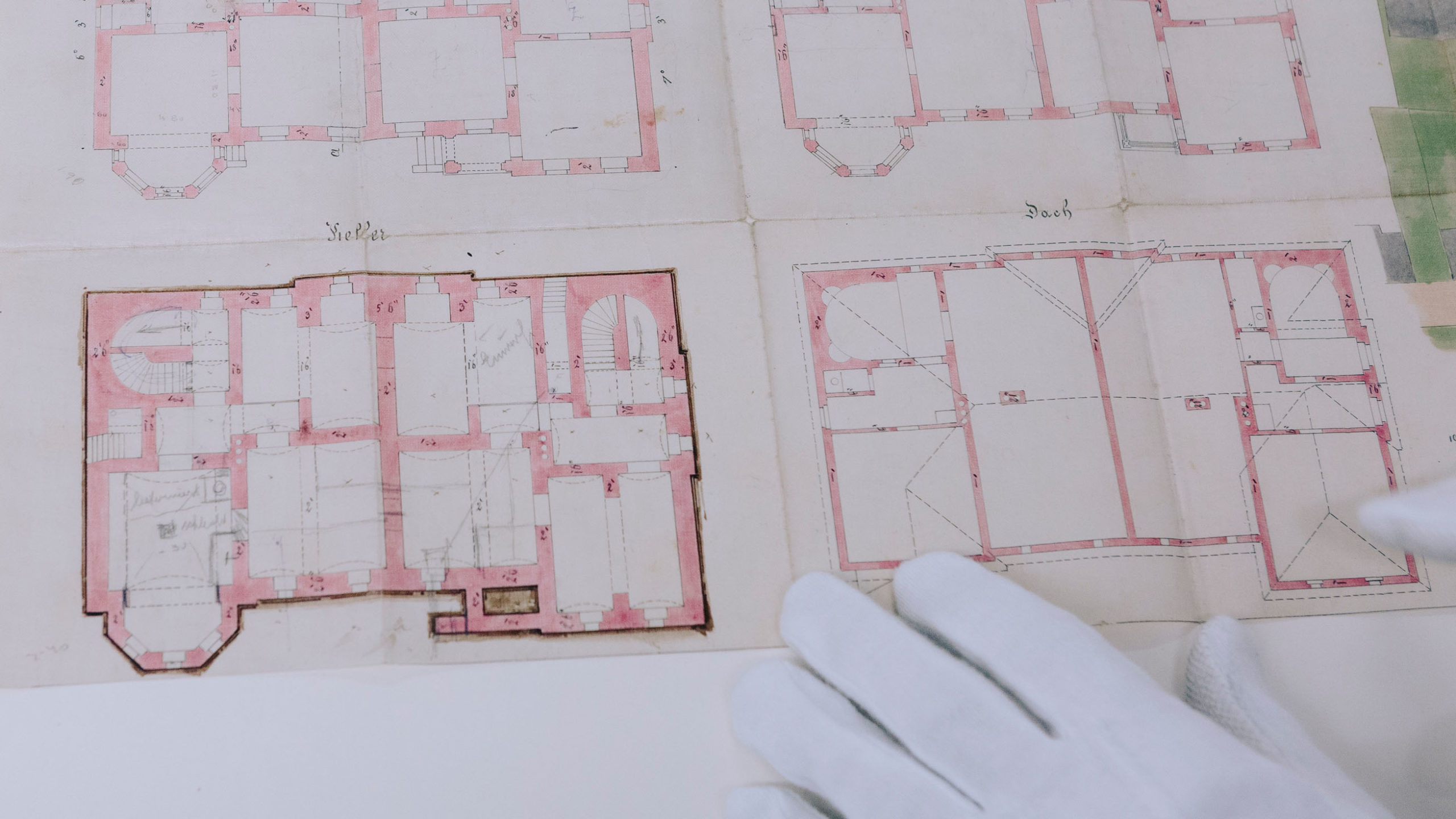 Ein alter Plan zeigt die hand-gezeichneten Grundrisse eines Gebäudes.