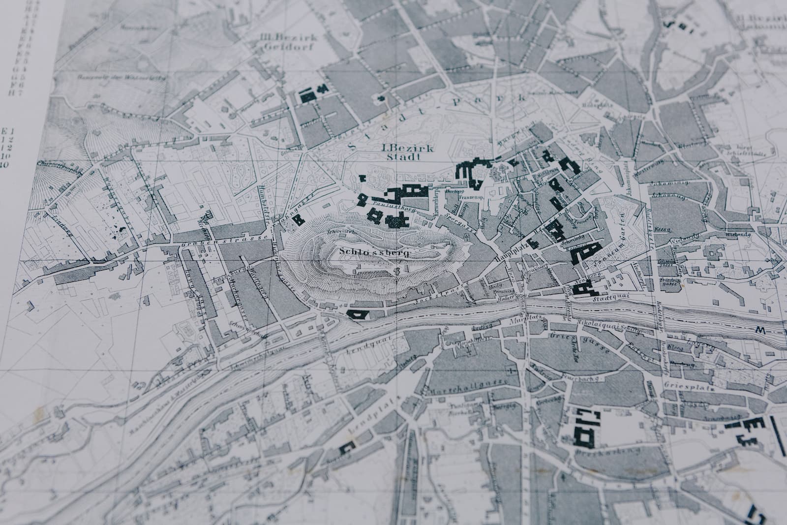 Auf einem alten Stadtplan sind Straßen, die Mur rund um den Schlossberg eingezeichnet.