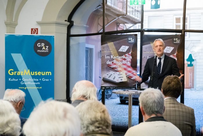 Ein Mann spricht an einem Podium während einer Grazer Veranstaltung zur Republik 1918-1938 im GrazMuseum.
