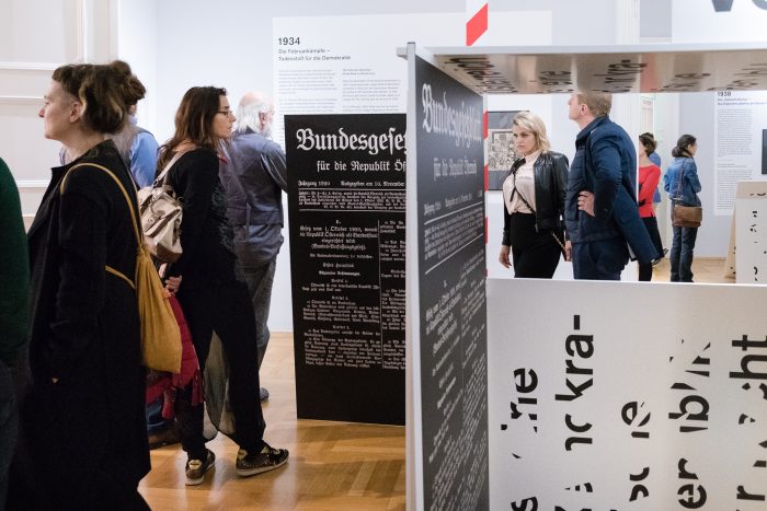 Besucher erkunden Exponate und Texttafeln im Kartenhaus der Republik in Graz, 1918-1938.