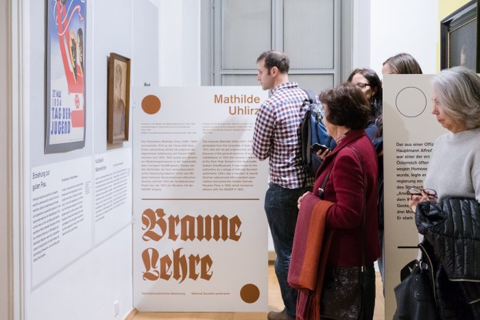 Besucher erkunden in einem Grazer Museum Exponate zur Zeit der Republik 1918-1938.