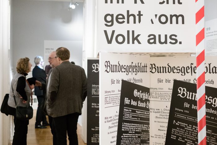 Im Grazer Kartenhaus der Republik werden Rechtsdokumente mit deutschem Text auf Schildern eingesehen.
