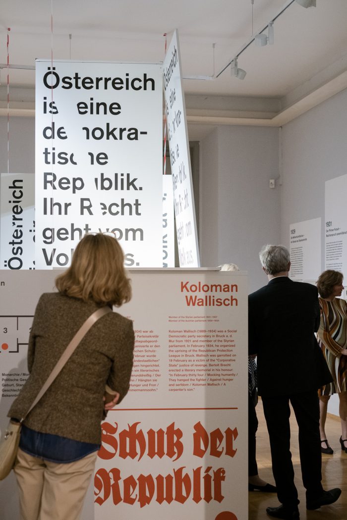 In Graz sehen die Besucher eine Ausstellung über die Zeit der Republik mit historischen Tafeln von 1918-1938.