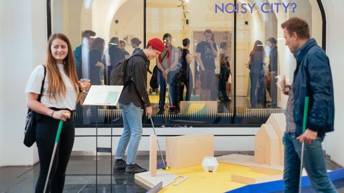 Die Besucher interagieren mit einer Ausstellung zum Thema Stadt und erforschen Ideen zur Stadtgestaltung und Stadtplanung.