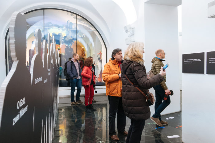 Die Besucher betrachten die Exponate in einer ganz normalen und modernen Museumsumgebung.