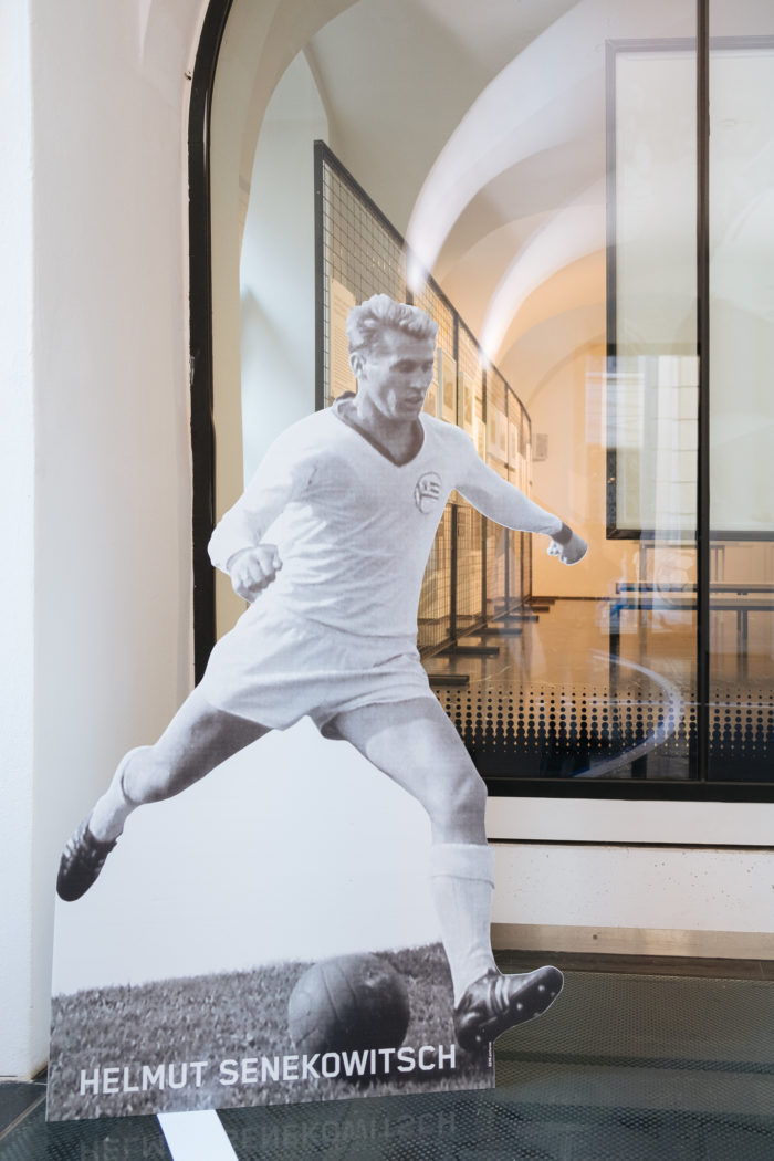 Schwarz-weißer Ausschnitt des Sturm-Spielers Helmut Senekowitsch in einer Gruabn-Gangauslage.