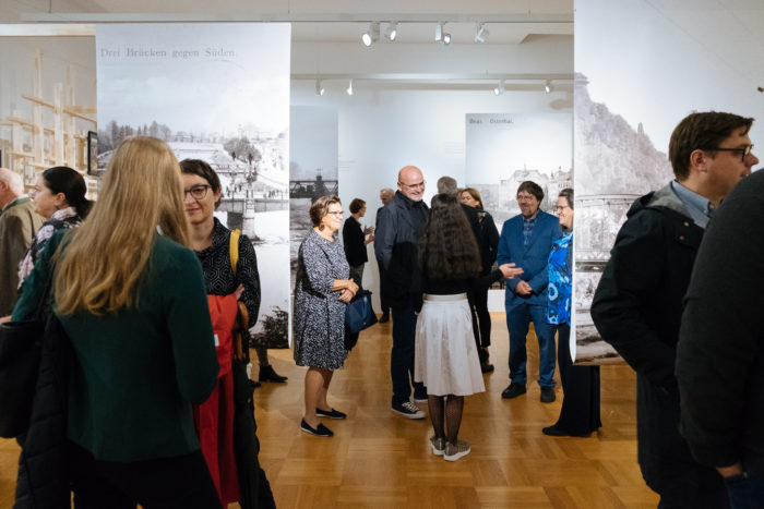 Menschen versammeln sich und unterhalten sich bei einer Ausstellung in einer Kunstgalerie entlang der pulsierenden Boulevards der Stadt.