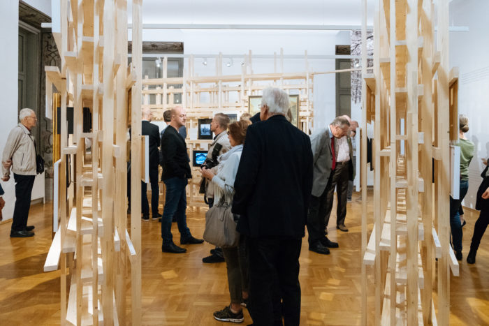 In einer modernen Kunstgalerie mit hölzernen Brücken-Installationen kann man spazieren gehen und Auslagen betrachten.