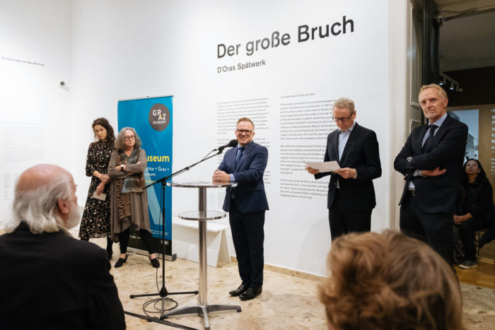 Eine Gruppe spricht auf einem Podium während der Indoor-Veranstaltung "Der große Bruch".