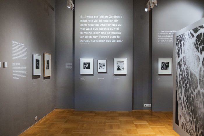 Galerieraum mit gerahmten Fotografien; darüber Text "großer Bruch" in Deutsch und Englisch.
