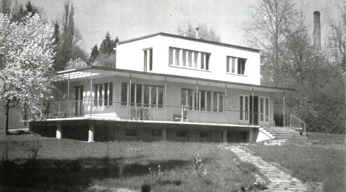 Schwarz-Weiß-Foto eines modernistischen Hauses aus der Zwischenkriegszeit mit großen Fenstern.