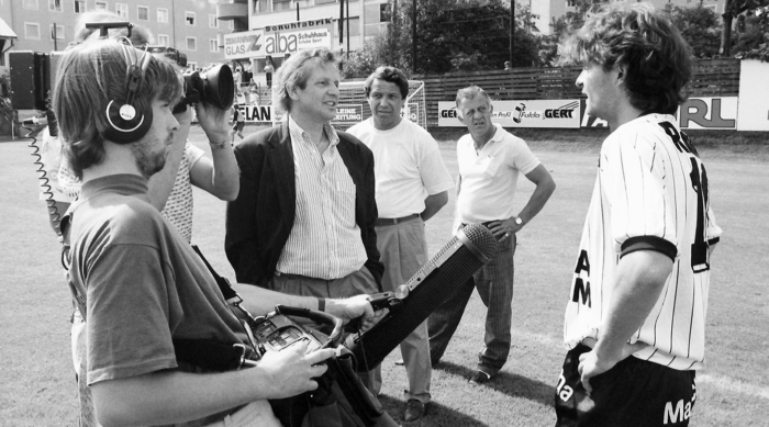 Ein Fußballspieler wird von Moderator Robert Seeger und seinem Team beim Legendenabend interviewt.