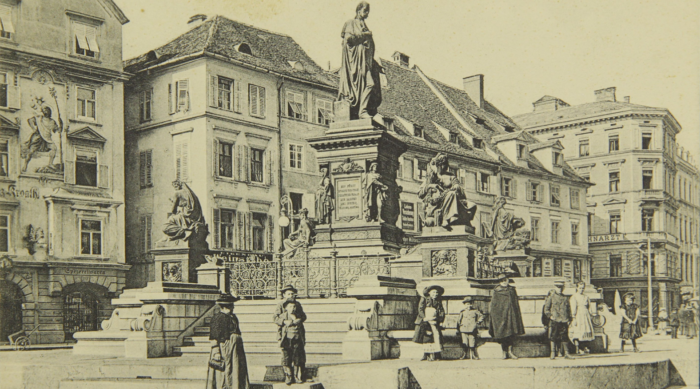 Historischer Stadtplatz im slawischen Graz, perfekt für einen Spaziergang inmitten von historisch gekleideten Einheimischen.