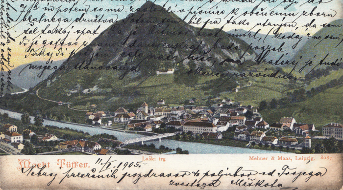 Eine historische Postkarte zeichnet die gemeinsame Geschichte einer kleinen Stadt an Fluss und Berg nach.