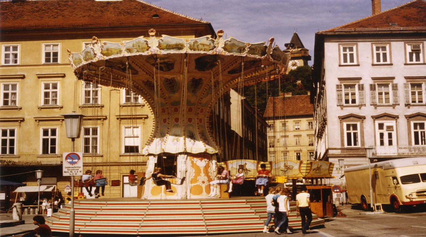 Freiheitsplatz mit Karussel © Fam. Kammerhofer