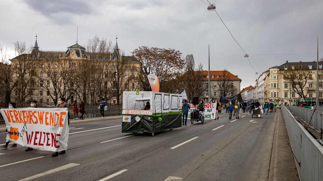 Demonstration mit MoVeiT "Bim über der Radatzkybrücke zum Griesplatz", 2021, styria mobile, Martin Wolf Berliner Ring, 1970er-Jahre (c) Familie Mayer