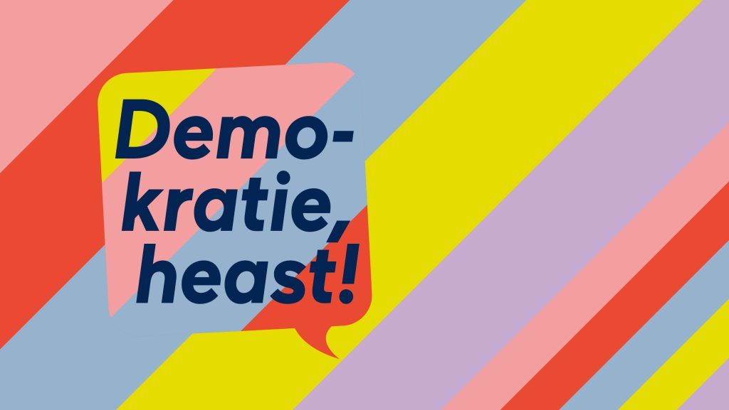 Text Demokratie, rheast! auf bunten Streifen, mit einer Sprechblase für Ausstellungseröffnung.