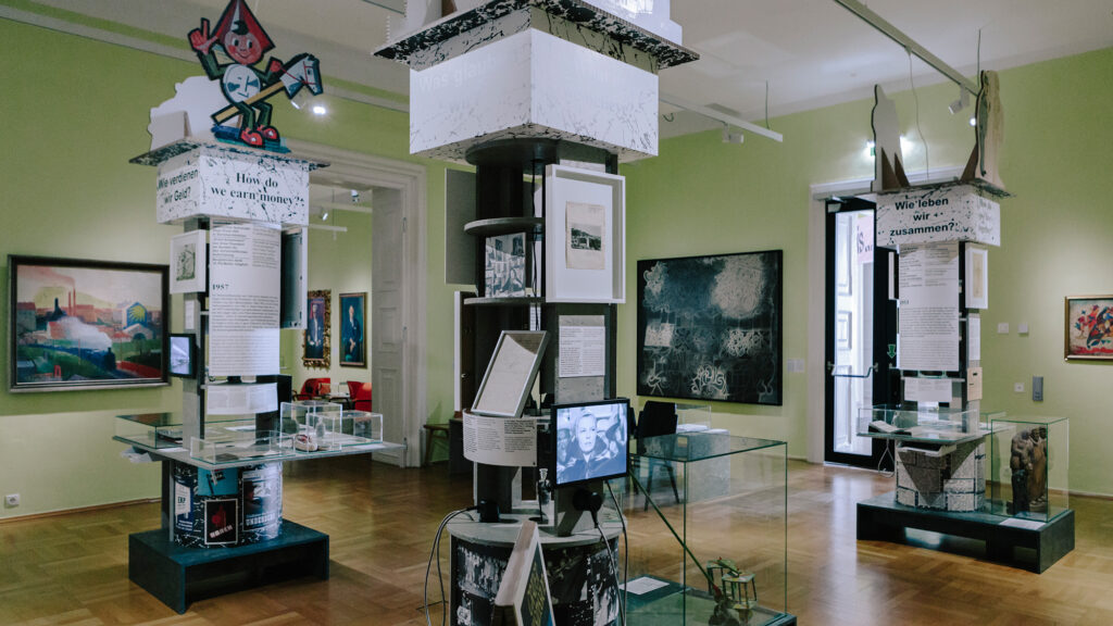 Ausstellung des Kunstmuseums in Graz: 1945-1965 zeigt Vitrinen und Kunstwerke von Ins Ungewisse.