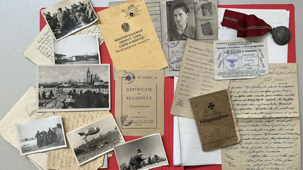 Eine Sammlung von historischen Dokumenten, Fotos und Medaillen erzählt Geschichten der Demokratie.