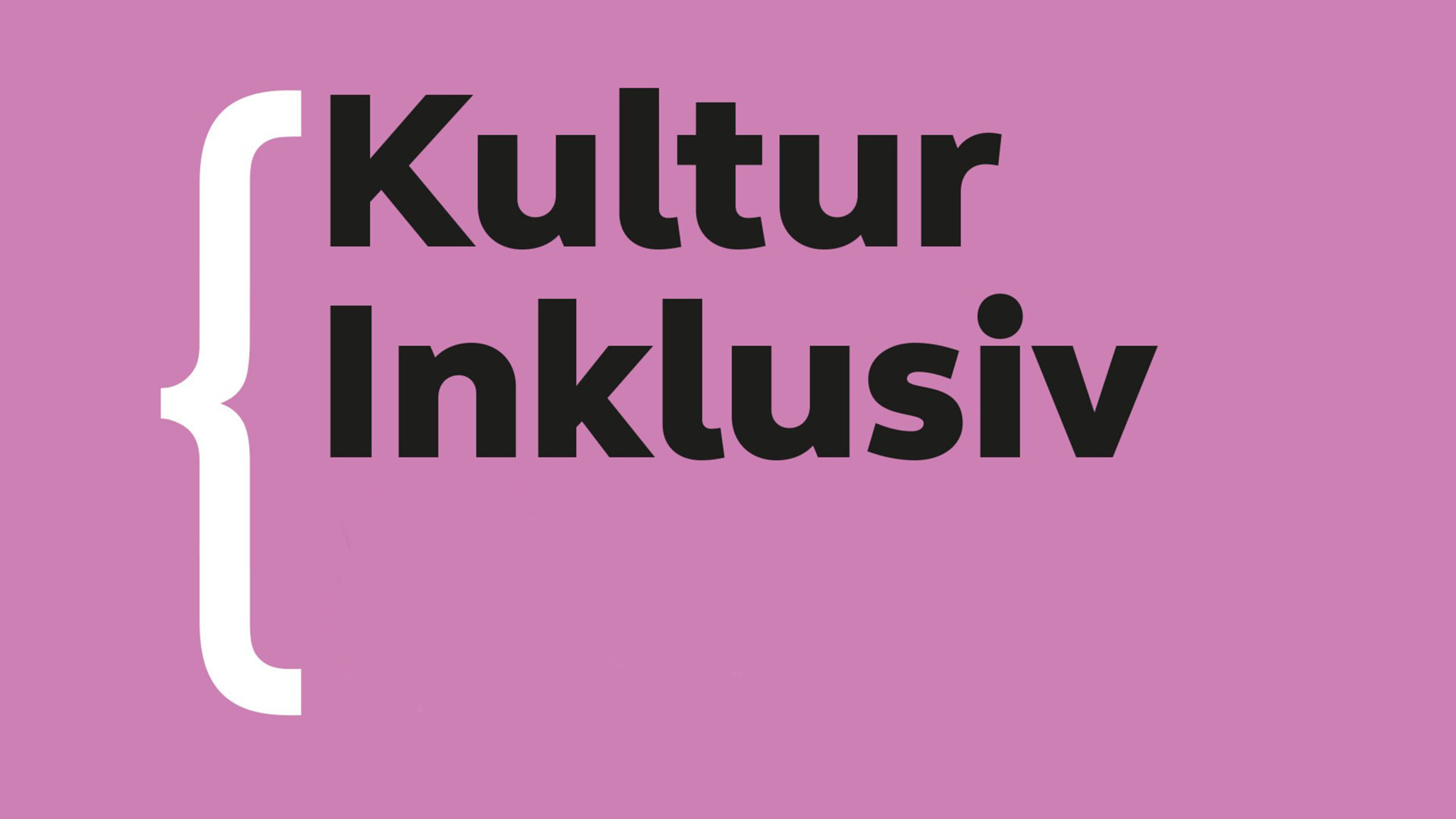Text Kultur Inklusiv in fetten schwarzen Buchstaben auf rosa mit weißer Klammer, gesehen unterwegs in Graz.
