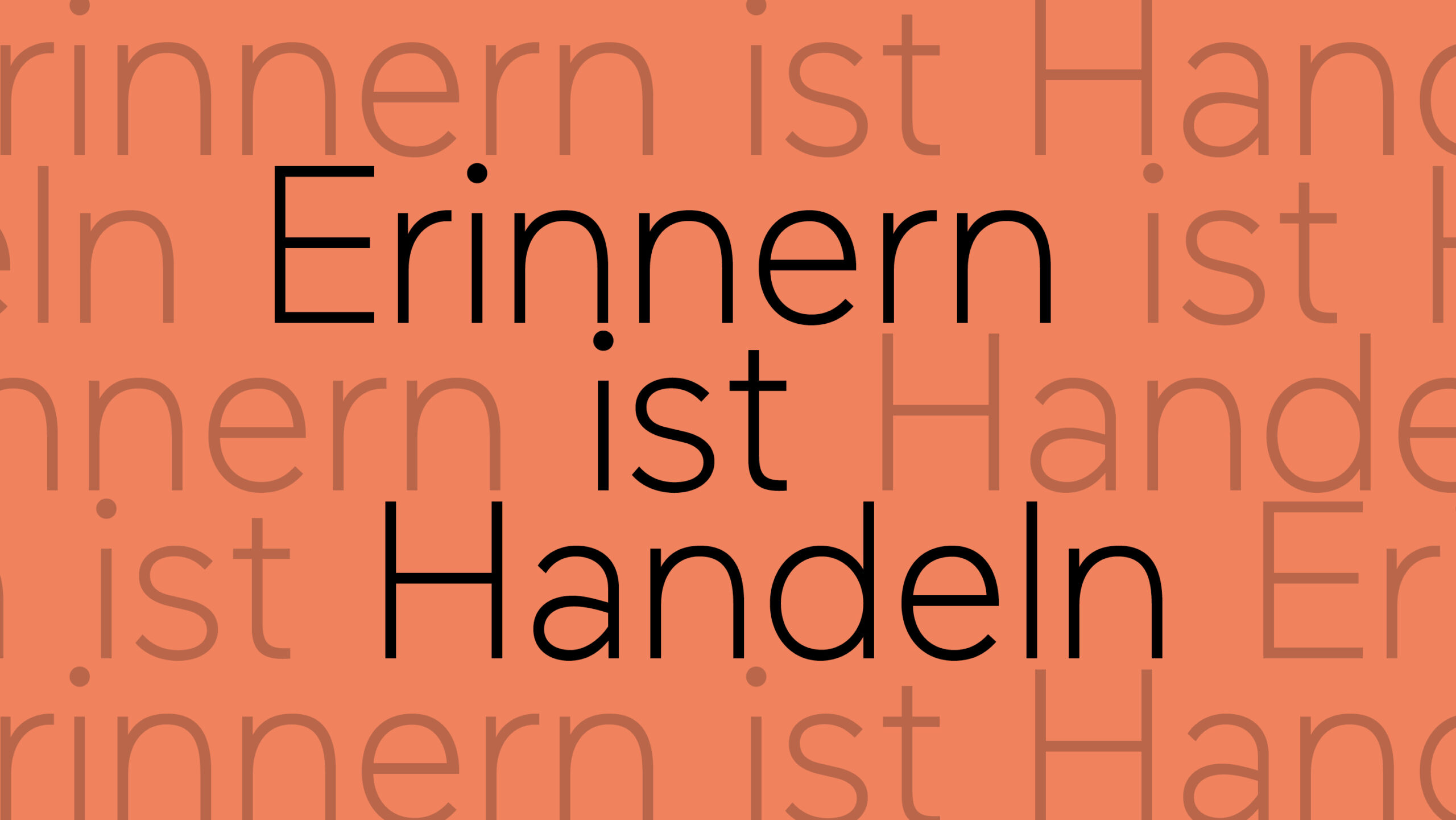 Text Erinnern ist Handeln auf orangem Hintergrund mit verblassten Wiederholungen von Erinnern und Handeln.