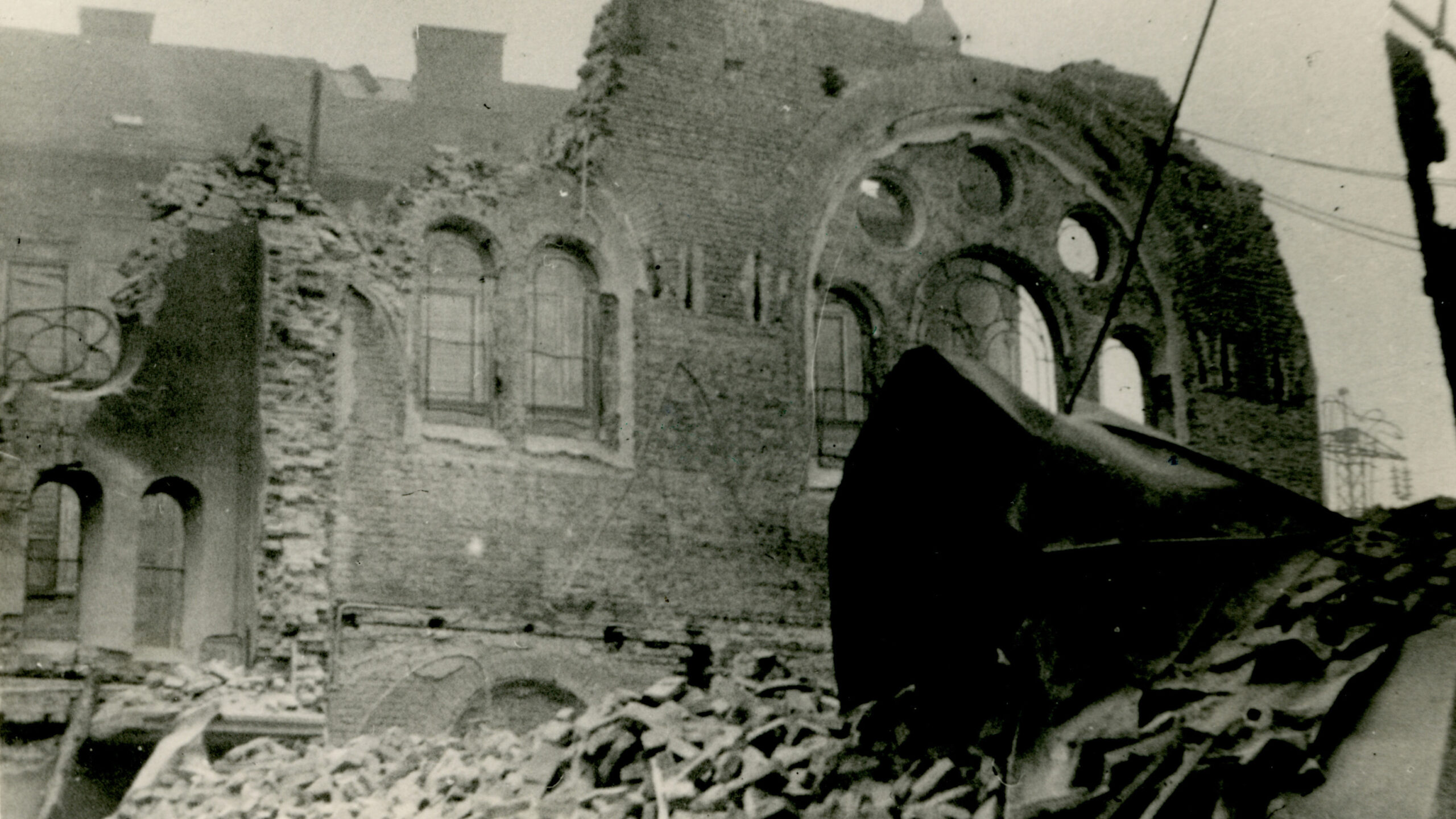 Ein teilweise zerstörtes Backsteingebäude mit Trümmern, das den Antisemitismus in Graz symbolisiert.