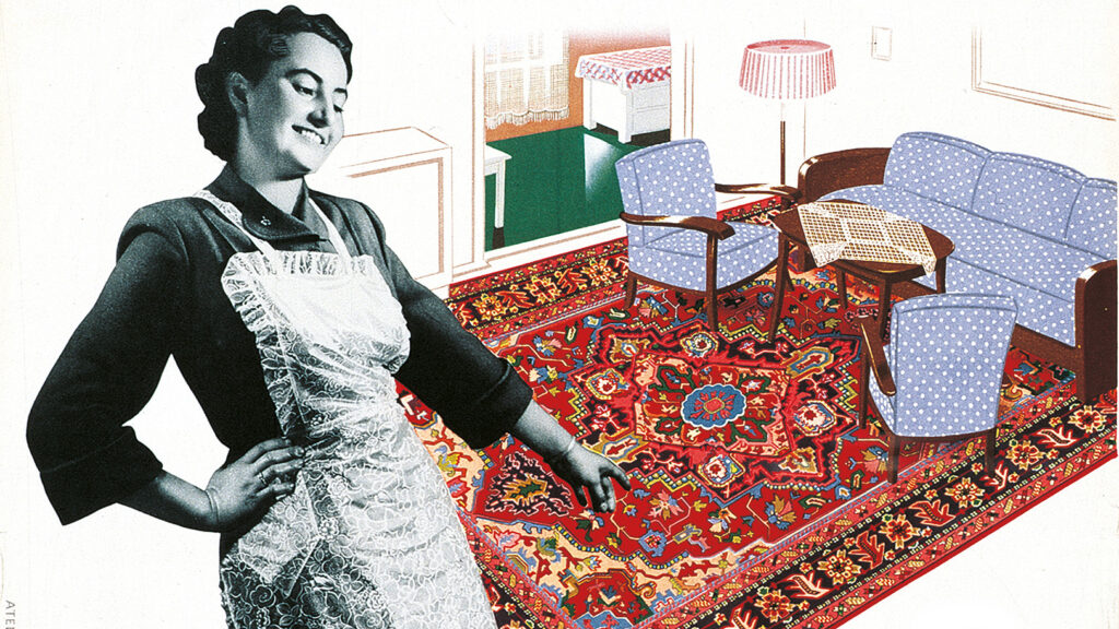 Frau in Schürze zeigt stolz auf sauberen Teppich, der Frauenrolle in einem gemütlichen Wohnzimmer widerspiegelt.