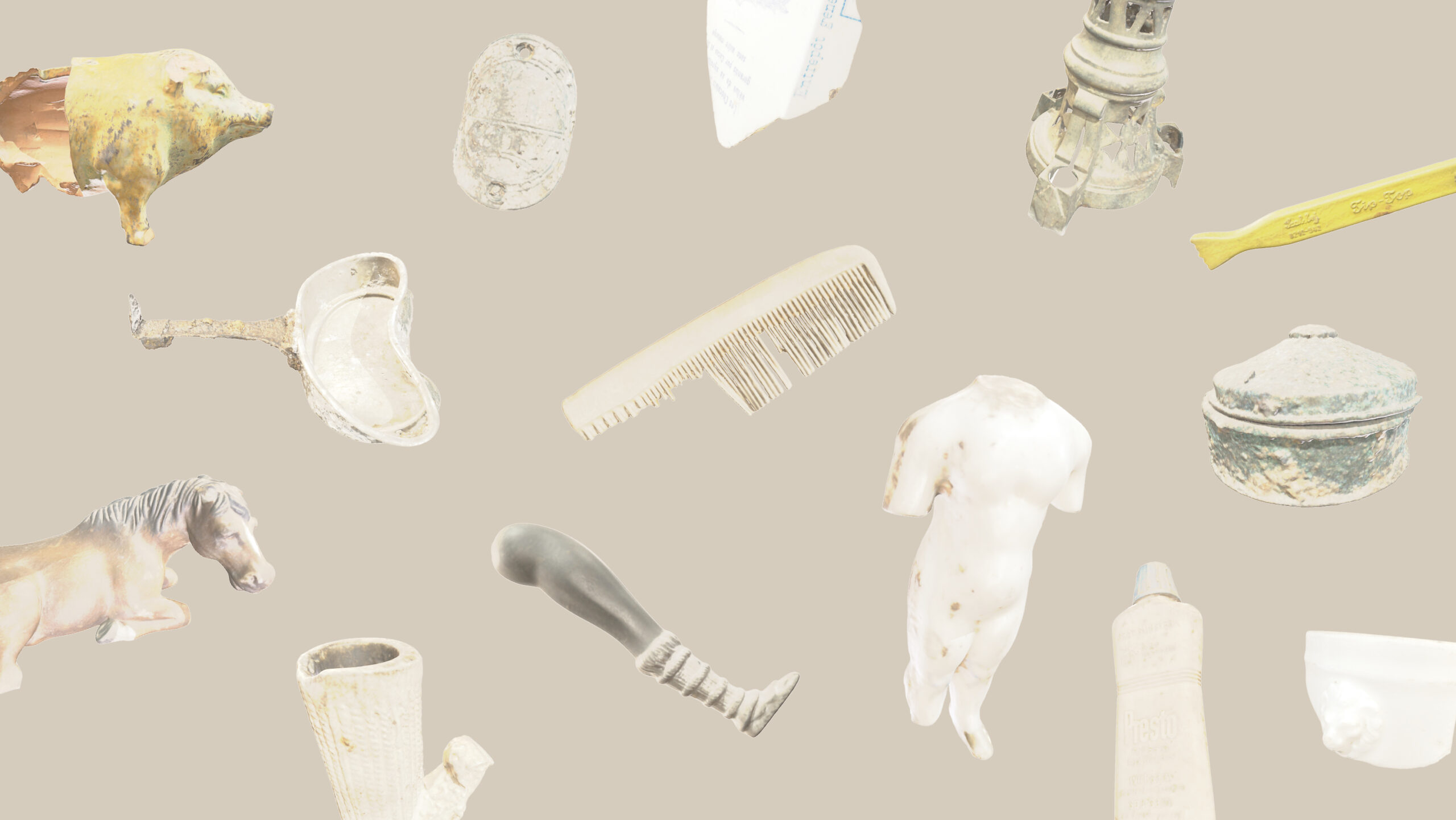 Verstreute Vintage-Objekte, darunter eine Pfeife und eine kopflose Statue, auf beige-automatisch gespeichertem Entwurf.