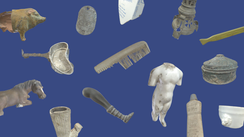 Verschiedene historische Artefakte aus dem Lager Liebenau, darunter Statuen und Werkzeuge, auf blauem Hintergrund.