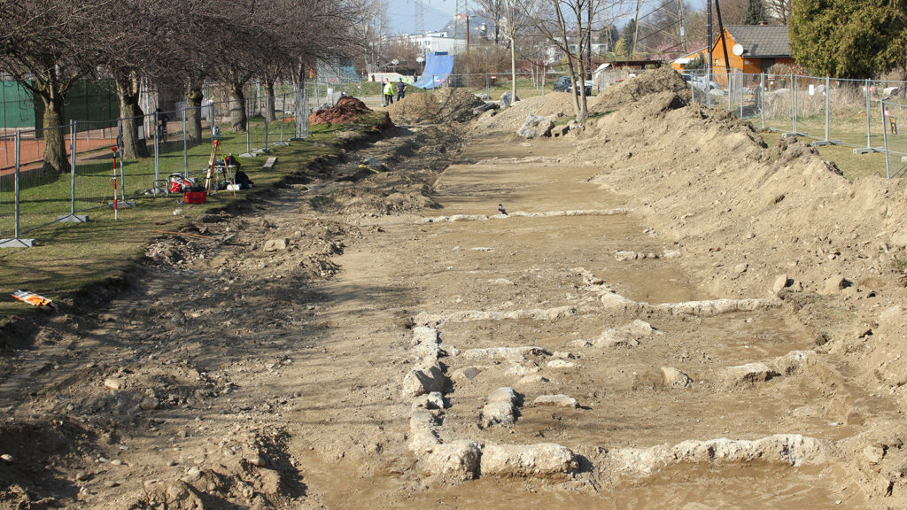 Eine archäologische Ausgrabungsstätte bietet archäologische Einblicke in das Zwangsarbeiterlager Liebenau.