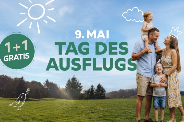 Familie im Gras unter blauem Himmel, "Tag des Ausflugs 9. Mai" im Grazer Museum Schlossberg.