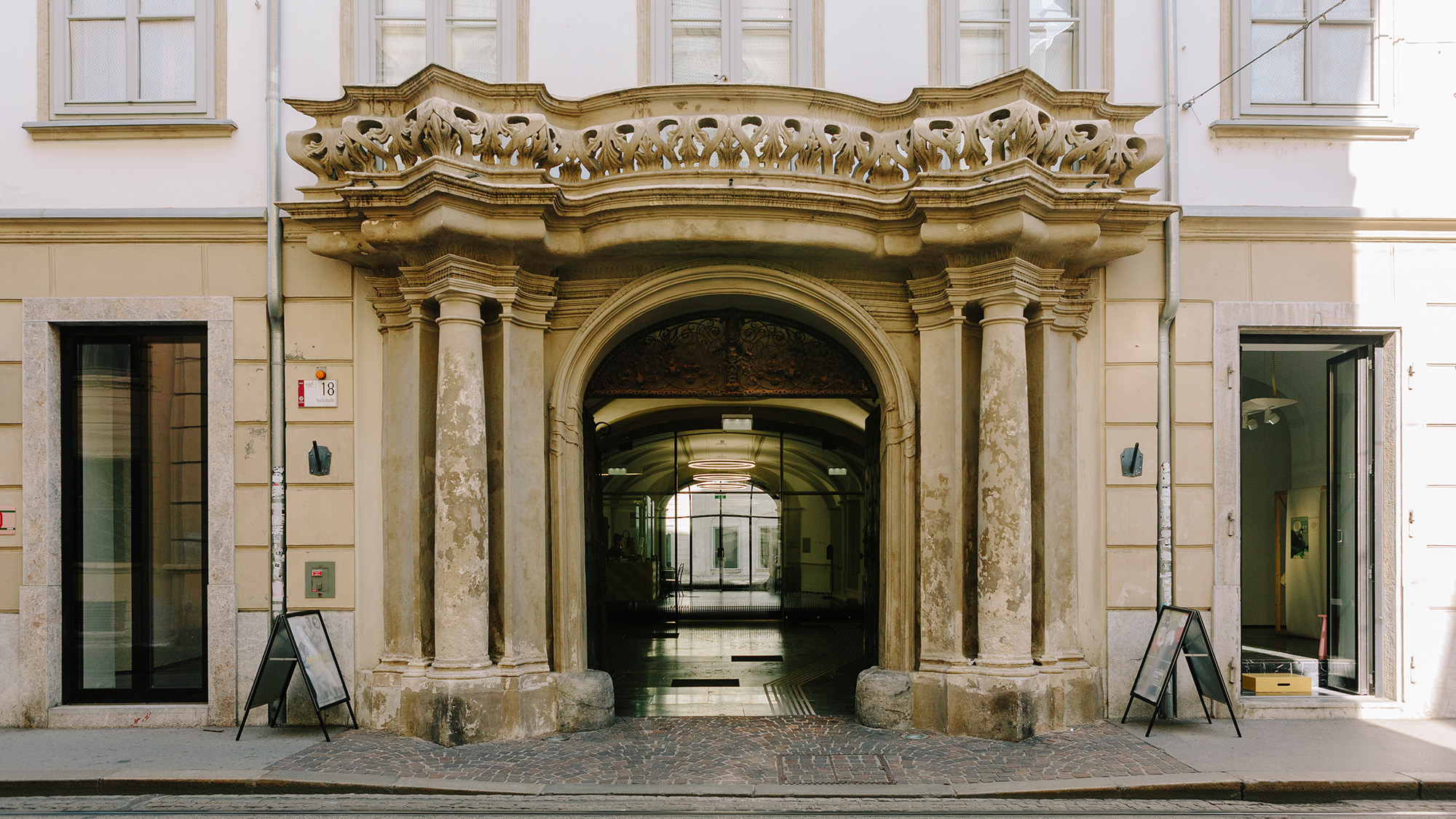 Verschnörkelter steinerner Torbogen des Franz-Ferdinand-Oberlyzeums, der einst von jüdischen Schülerinnen betreten wurde.
